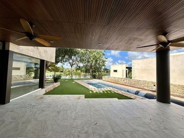 Casa en venta en Yucatán Country Club con vista al cenote.