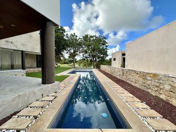 Casa en venta en Yucatán Country Club con vista al cenote.
