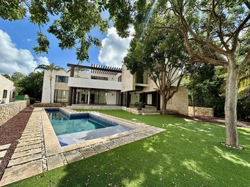 Casa en venta en Yucatán Country Club con vista al cenote.