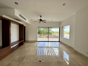 Casa en venta en Yucatán Country Club con vista al cenote.