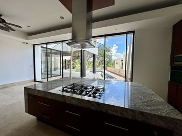 Casa en venta en Yucatán Country Club con vista al cenote.