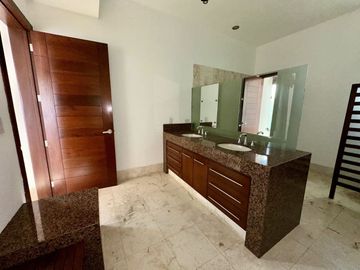 Casa en venta en Yucatán Country Club con vista al cenote.