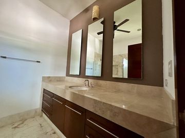 Casa en venta en Yucatán Country Club con vista al cenote.