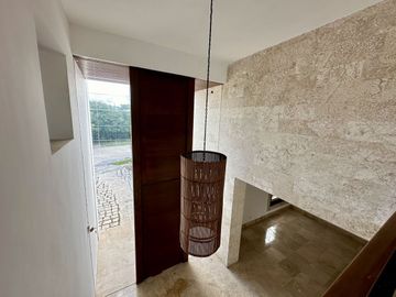 Casa en venta en Yucatán Country Club con vista al cenote.