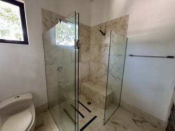 Casa en venta en Yucatán Country Club con vista al cenote.