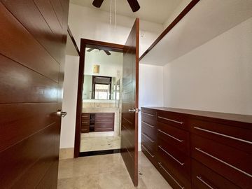 Casa en venta en Yucatán Country Club con vista al cenote.