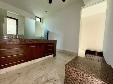 Casa en venta en Yucatán Country Club con vista al cenote.