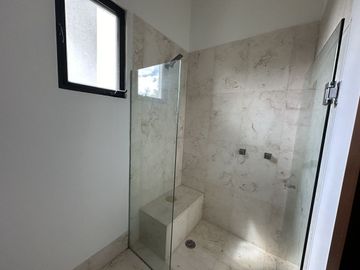 Casa en venta en Yucatán Country Club con vista al cenote.