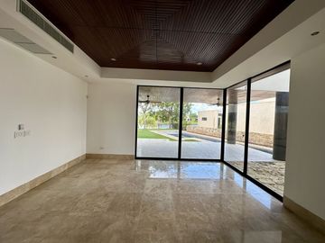 Casa en venta en Yucatán Country Club con vista al cenote.