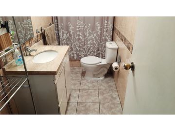 VENTA CASA 4D 3B 2E 1 Bodega  - REMODELADA - MUY BIEN UBICADA - LA REINA