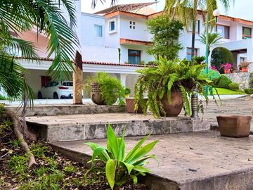 Casa con Alberca en Venta Colinas De San Javier