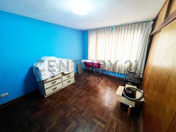 VENTA DE CASA DE 3 PISOS EN BELLAVISTA
