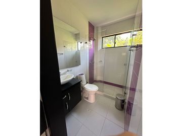 VENTA CASA CAMPESTRE CON APARTAMENTO. GUATIGUARA P/CUESTA. 500m