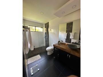 VENTA CASA CAMPESTRE CON APARTAMENTO. GUATIGUARA P/CUESTA. 500m