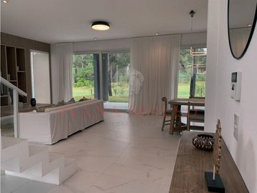 CASA EN VENTA - ISLAS DEL GOLF - 5 AMBIENTES VISTA AL GOLF