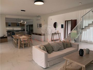 CASA EN VENTA - ISLAS DEL GOLF - 5 AMBIENTES VISTA AL GOLF