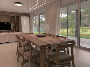 CASA EN VENTA - ISLAS DEL GOLF - 5 AMBIENTES VISTA AL GOLF