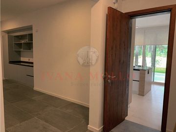 CASA EN VENTA - ISLAS DEL GOLF - 5 AMBIENTES VISTA AL GOLF