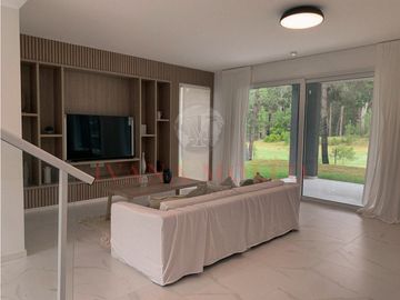 CASA EN VENTA - ISLAS DEL GOLF - 5 AMBIENTES VISTA AL GOLF