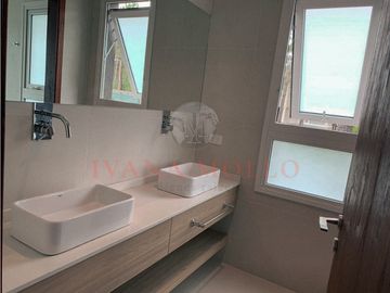CASA EN VENTA - ISLAS DEL GOLF - 5 AMBIENTES VISTA AL GOLF