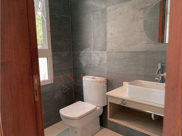 CASA EN VENTA - ISLAS DEL GOLF - 5 AMBIENTES VISTA AL GOLF