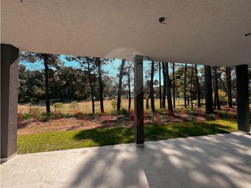 CASA EN VENTA - ISLAS DEL GOLF - 5 AMBIENTES VISTA AL GOLF