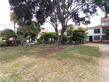 SE VENDE Casa Dos Niveles + Terraza en Paseo de Los Almendros / JV
