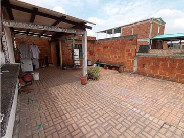 SE VENDE Casa Dos Niveles + Terraza en Paseo de Los Almendros / JV
