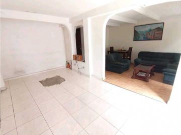 SE VENDE Casa Dos Niveles + Terraza en Paseo de Los Almendros / JV