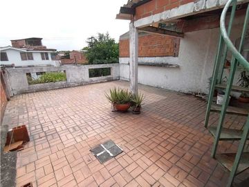 SE VENDE Casa Dos Niveles + Terraza en Paseo de Los Almendros / JV
