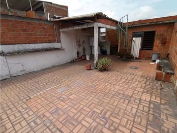 SE VENDE Casa Dos Niveles + Terraza en Paseo de Los Almendros / JV