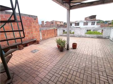 SE VENDE Casa Dos Niveles + Terraza en Paseo de Los Almendros / JV