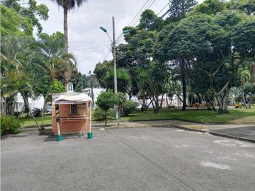 SE VENDE Casa Dos Niveles + Terraza en Paseo de Los Almendros / JV