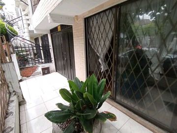 SE VENDE Casa Dos Niveles + Terraza en Paseo de Los Almendros / JV