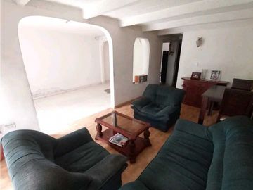 SE VENDE Casa Dos Niveles + Terraza en Paseo de Los Almendros / JV