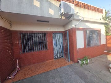 CASA 3 AMB EN VENTA CLAYPOLE CON PATIO Y GARAGE