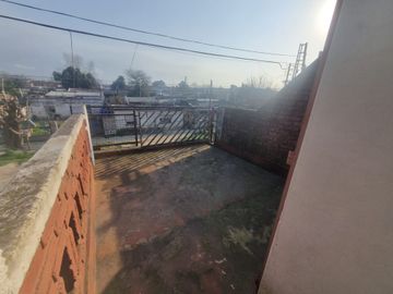 CASA 3 AMB EN VENTA CLAYPOLE CON PATIO Y GARAGE