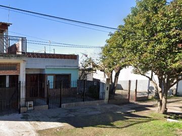 CASA 3 AMB EN VENTA CLAYPOLE CON PATIO Y GARAGE