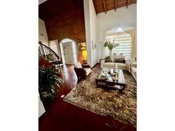 BELLISIMA CASA DE DOS PISOS EN CONJUNTO DE 3 CASAS