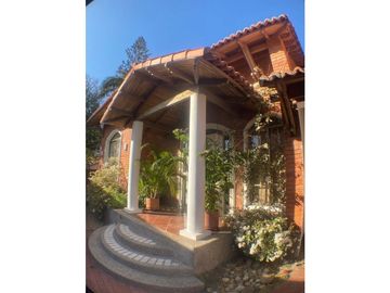 BELLISIMA CASA DE DOS PISOS EN CONJUNTO DE 3 CASAS