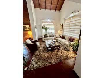 BELLISIMA CASA DE DOS PISOS EN CONJUNTO DE 3 CASAS