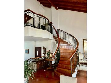 BELLISIMA CASA DE DOS PISOS EN CONJUNTO DE 3 CASAS