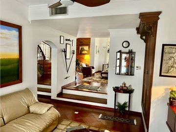 BELLISIMA CASA DE DOS PISOS EN CONJUNTO DE 3 CASAS