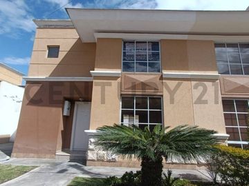 En Venta casa de 3 dormitorios San Antonio conjunto Laguna Azul