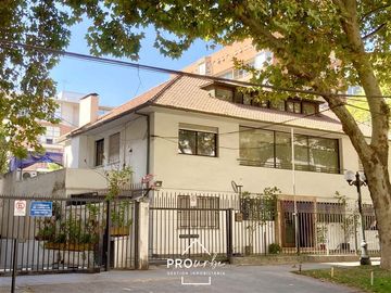 Casa en Venta en Casa Comercial para Oficina en Suecia con Lota, Providencia