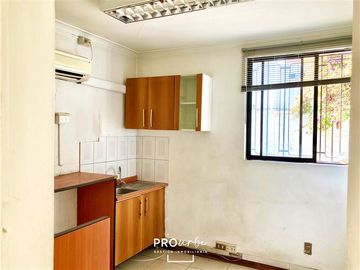 Casa en Venta en Casa Comercial para Oficina en Suecia con Lota, Providencia