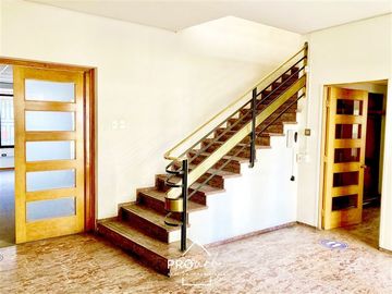 Casa en Venta en Casa Comercial para Oficina en Suecia con Lota, Providencia