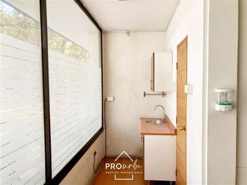 Casa en Venta en Casa Comercial para Oficina en Suecia con Lota, Providencia