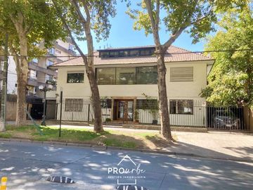 Casa en Venta en Casa Comercial para Oficina en Suecia con Lota, Providencia