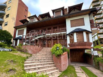 Departamento tipo duplex de 4 ambientes en Zona Centro con Cochera